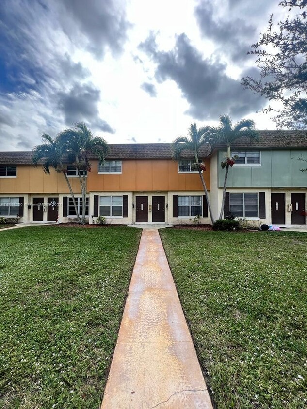4660 NW 9th Dr Unit 4660, Plantation, FL 33317 Condo for Rent in