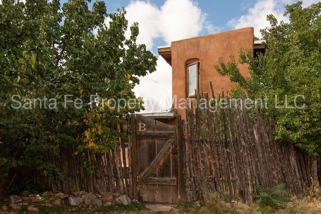Building Photo - Downtown 1 bedroom loft in a private compound