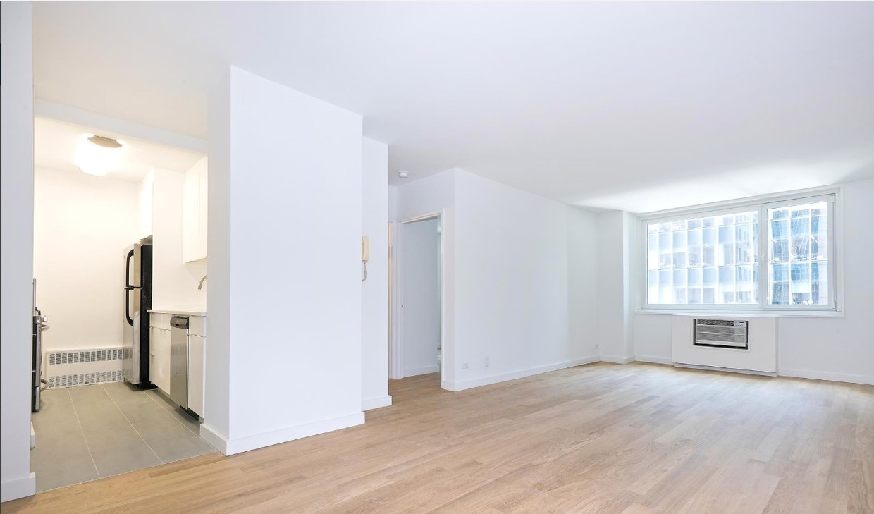 Foto principal - 230 W 54th St