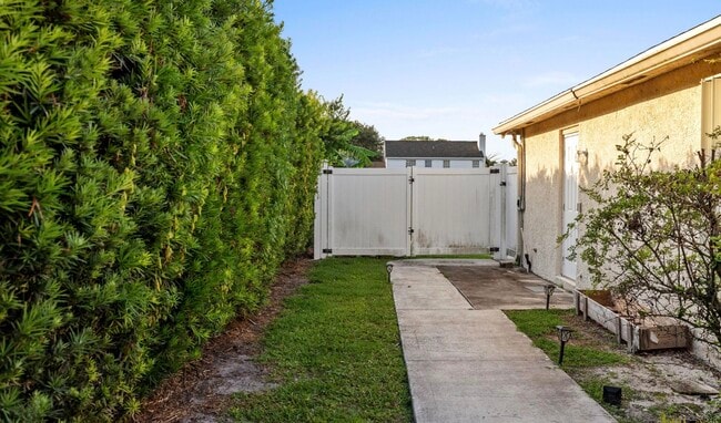 Building Photo - 141 NE Naranja Ave