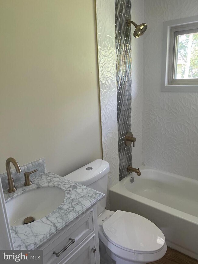 Building Photo - 204 Kenwood Dr S