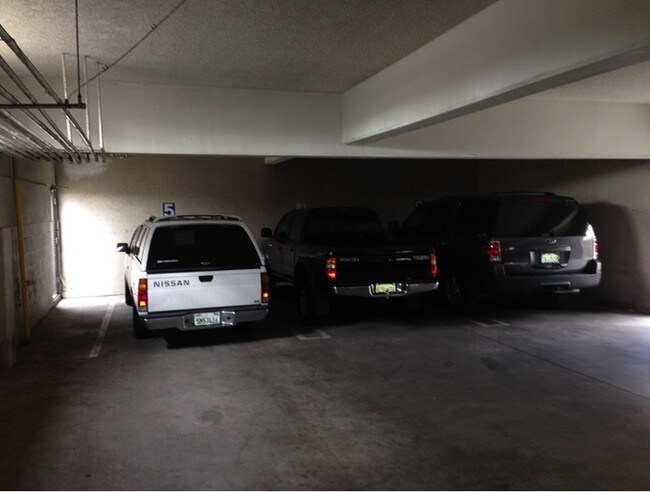 Garaje de estacionamiento - 930 N Marine Ave