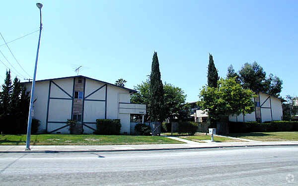 Building Photo - 10217-10221 Park Cor W