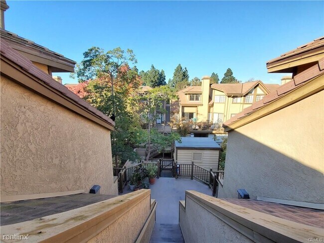 Building Photo - 2551 Plaza del Amo