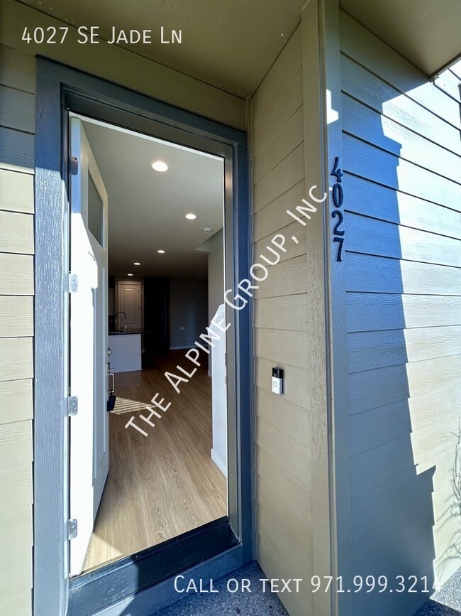 Foto del edificio - Hillsboro Townhome - Two Comfortable Suites!