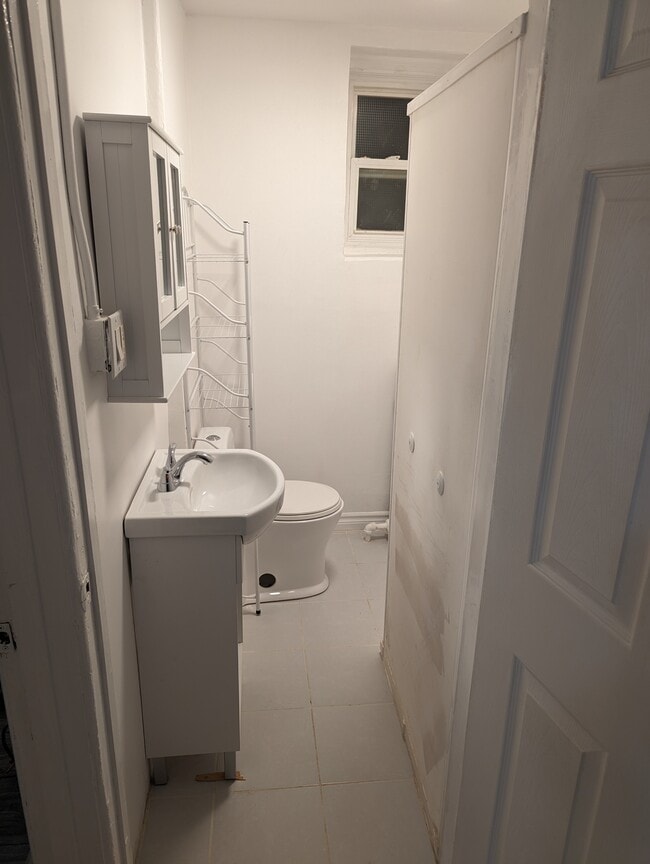 Building Photo - 959 Main St E