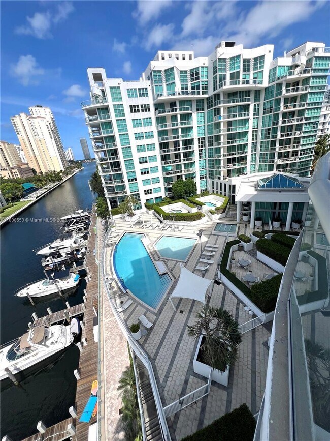 Foto del edificio - 3131 NE 188th St