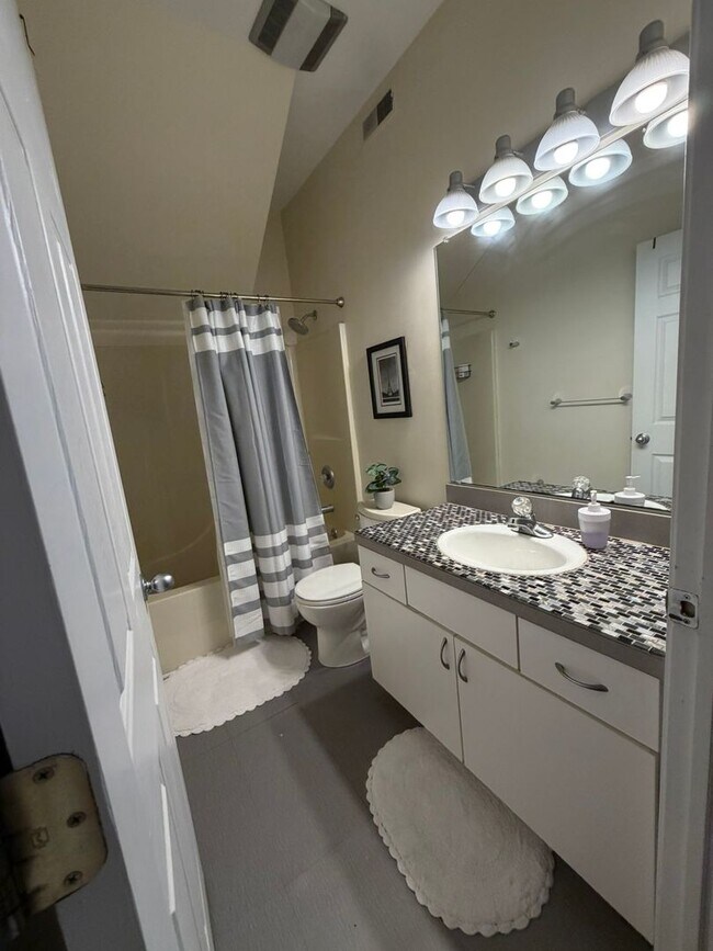 Foto del edificio - Private Rooms Available in Downtown Condo | Flexible Lease Terms