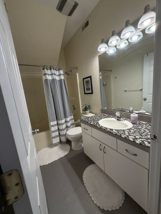 Building Photo - Private Rooms Available in Downtown Condo | Flexible Lease Terms