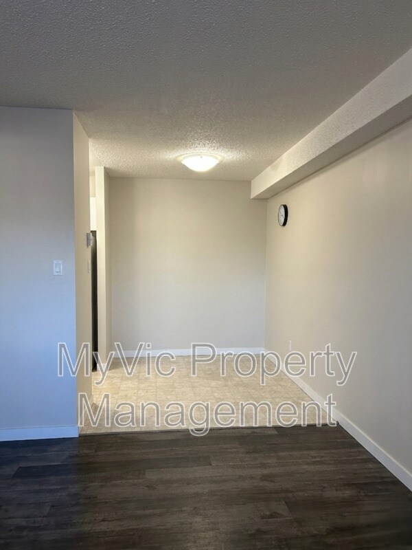 Building Photo - 9120-9149 149 St