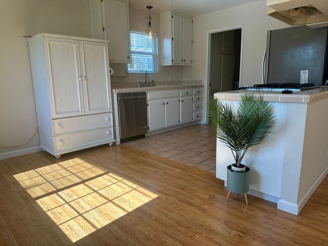 Building Photo - READY NOW! 3+1.5 City of Tehachapi - **SOL...