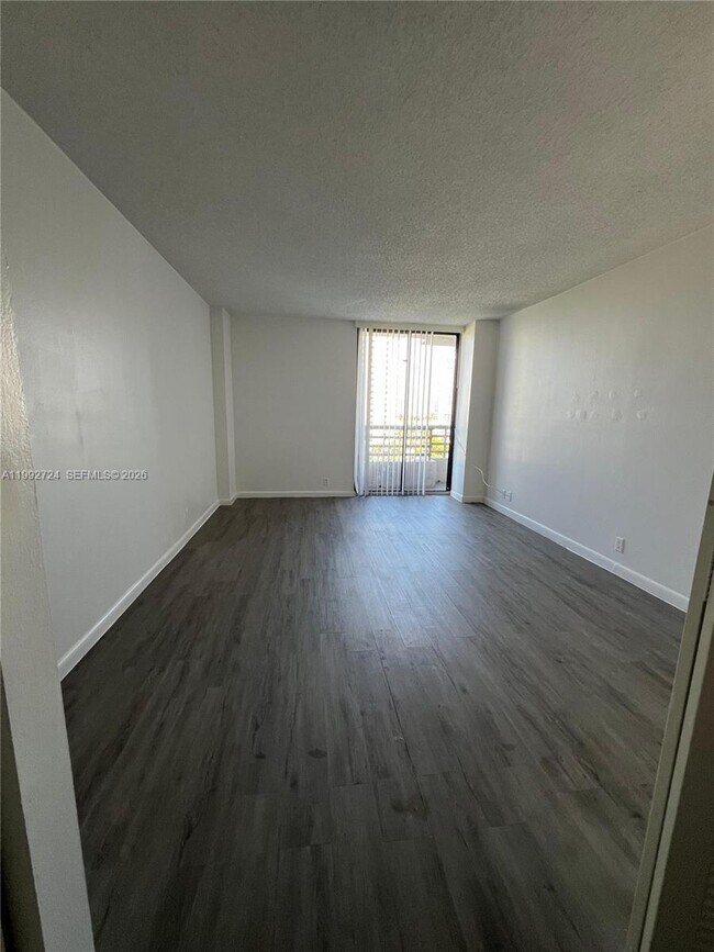 Foto del edificio - 3300 NE 191st St