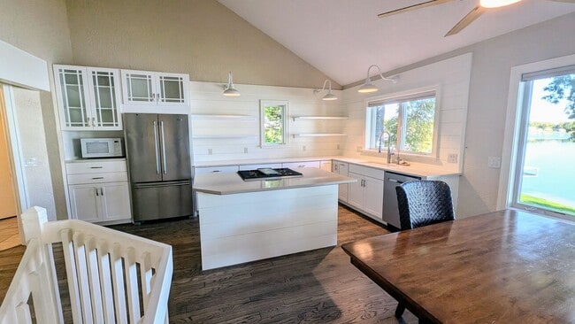 Building Photo - Three Bedroom Home on Austin Lake