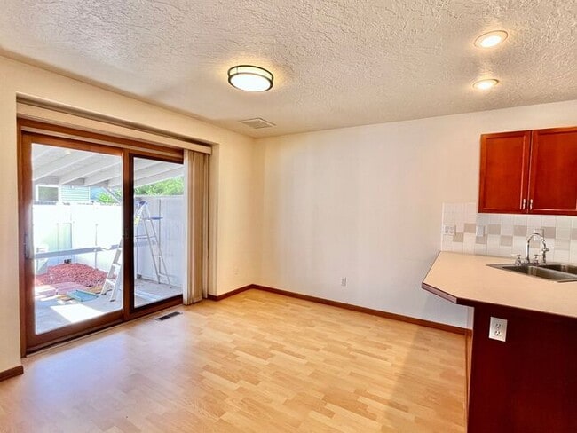 Building Photo - Spacious 3bed/ 3 bath Townhome with Privat...