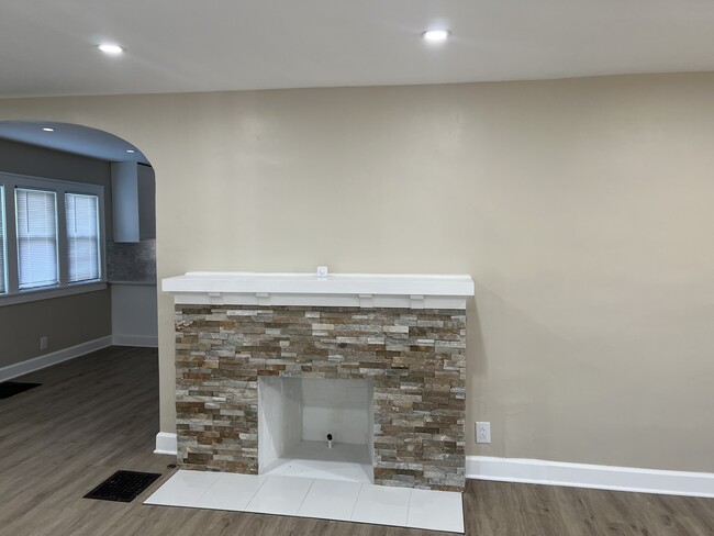 Building Photo - 623 W 40th St