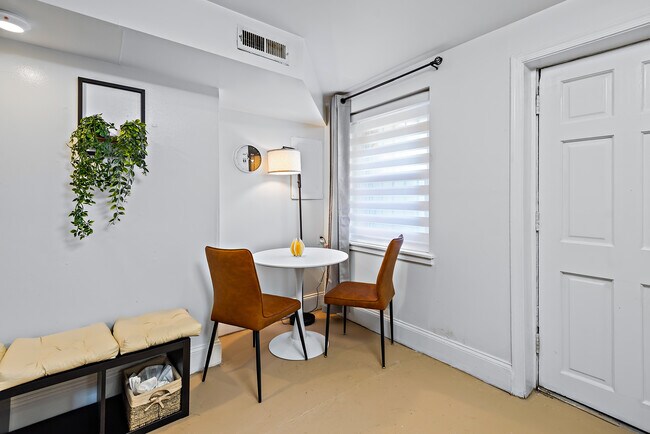 Shared Dining - 1818 Saint Paul St