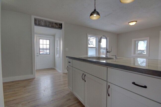 Building Photo - 2 BED 1 BATH HOUSE FOR RENT