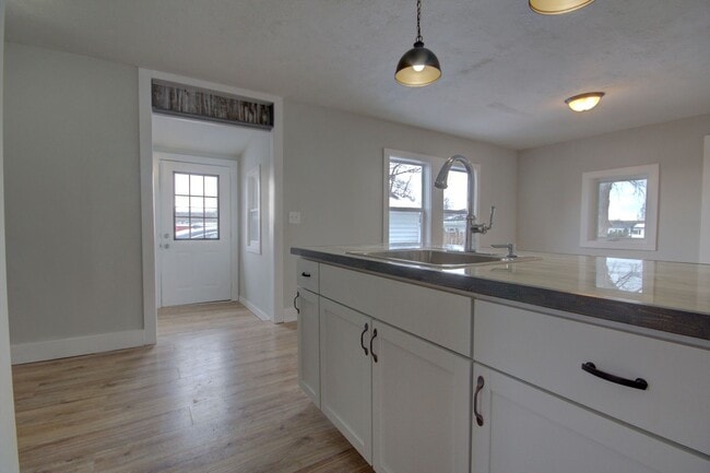 Building Photo - 709 28th St
