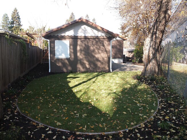 Building Photo - 1737 Parkside Dr