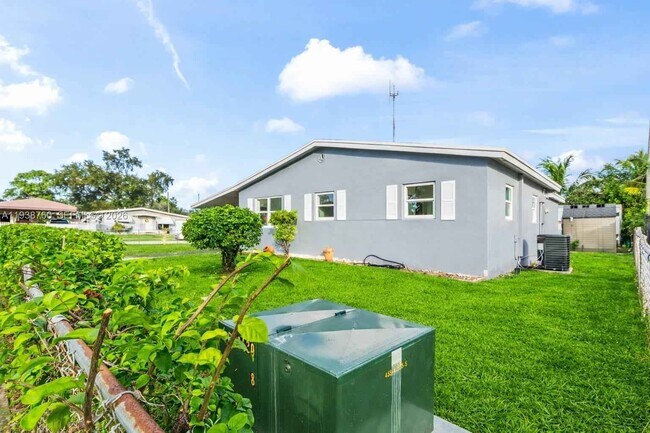 Foto del edificio - 4685 SW 33rd Dr