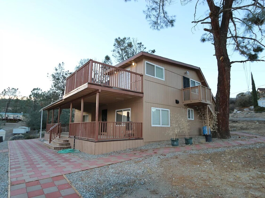 1644 K St, Wofford Heights, CA 93285 Room for Rent in Wofford Heights