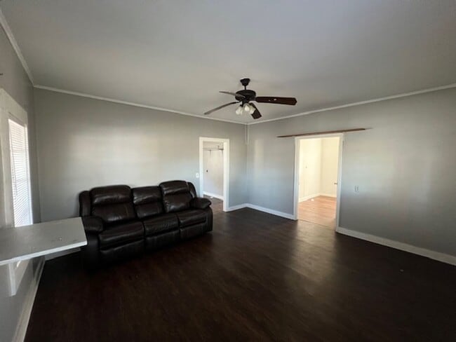 Building Photo - 2 Bedroom 1 Bathroom Home in quiet neighbo...
