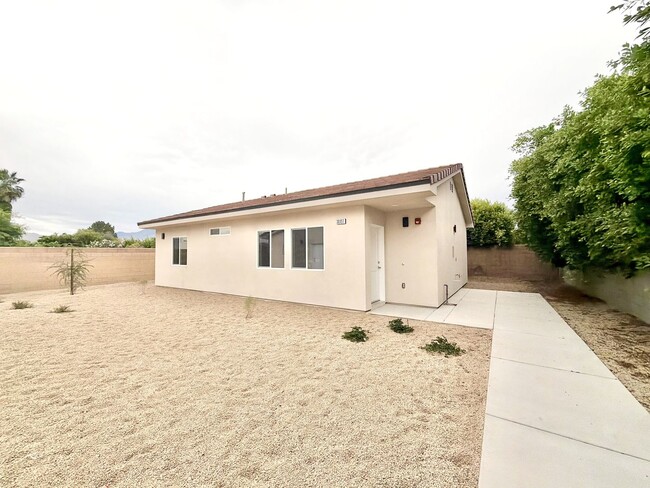 Building Photo - AVAILABLE NOW!! Beautiful 3 Bedroom 2 Bathroom Home in Cathedral City