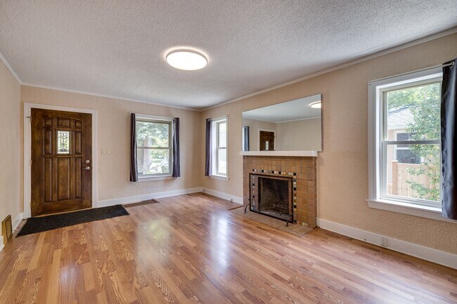 Foto del edificio - Adorable Wedgewood 4 Bedroom Available Now!