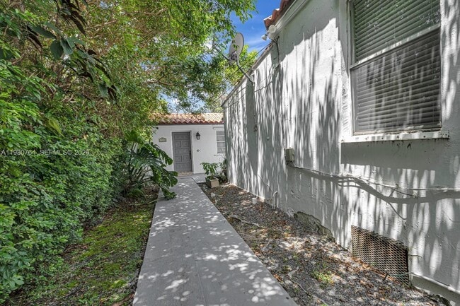 Building Photo - 1044 SW 13th Ct