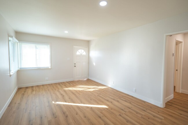 Building Photo - Spacious 1/1 Located in Central Torrance
