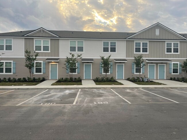 Building Photo - Newer Townhome for rent In Equinox West