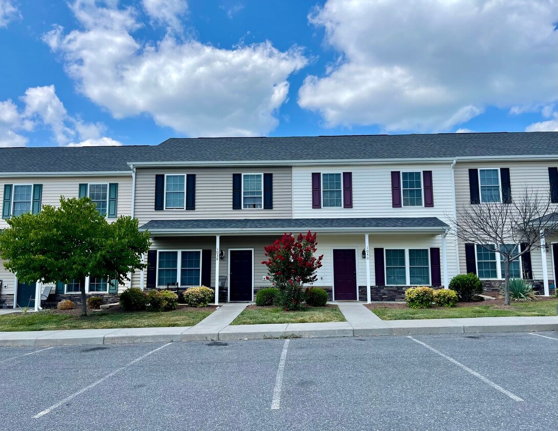 Foto principal - 3 Bedroom, 2.5 Bath Townhouse in Wellingto...