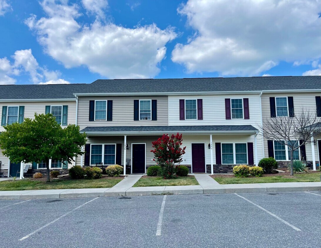 Primary Photo - Townhouse for Rent in Wellington Park