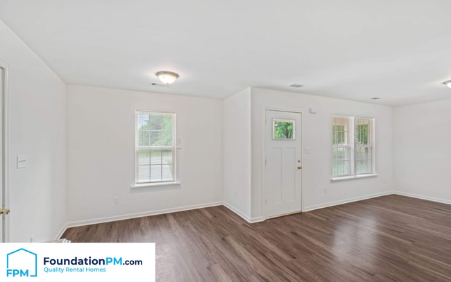 Building Photo - 5 E Byfield Dr