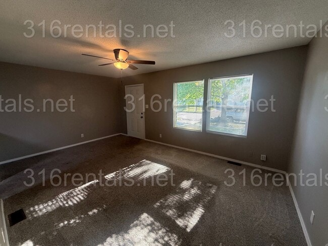 Building Photo - $1400 - 3 bedroom / 1 bathroom - Single Family Home
