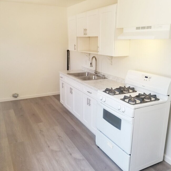 Building Photo - Cozy 2 bedroom and 1 bathroom near Port Hueneme Beach!