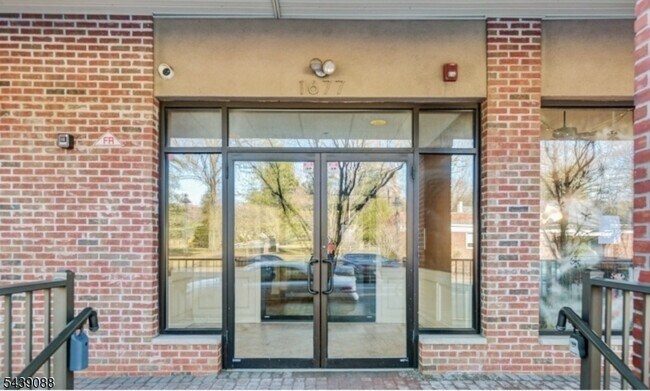 Foto del edificio - 1677 Springfield Ave