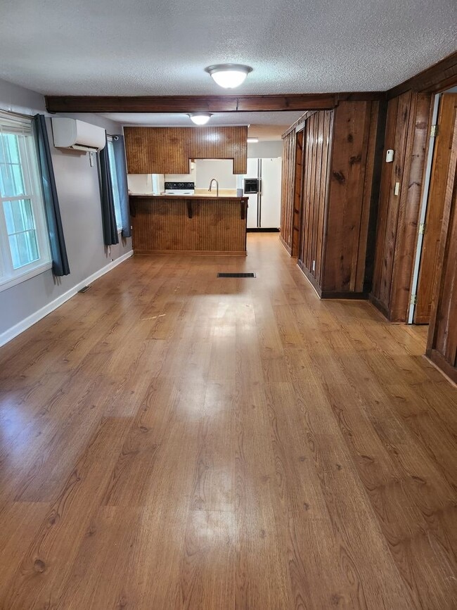 Building Photo - Location, Location, Location!! $1350 a month, available now for year-long lease