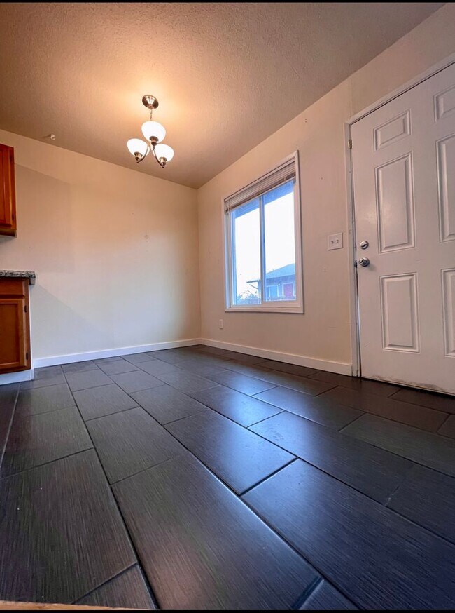Building Photo - Spacious Top Floor One Bedroom With Front ...