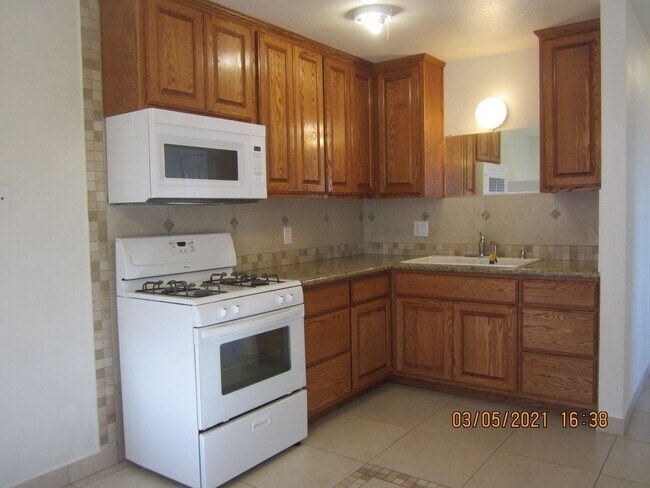 Building Photo - 2 br, 1 bath House - 13902 ELSWORTH Apt 4