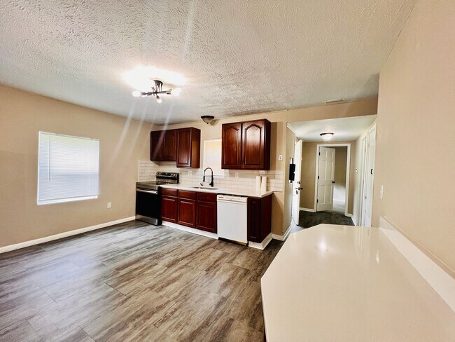 Building Photo - 4-bedroom 2 full bathroom