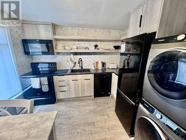 Building Photo - 206 Bathurst St