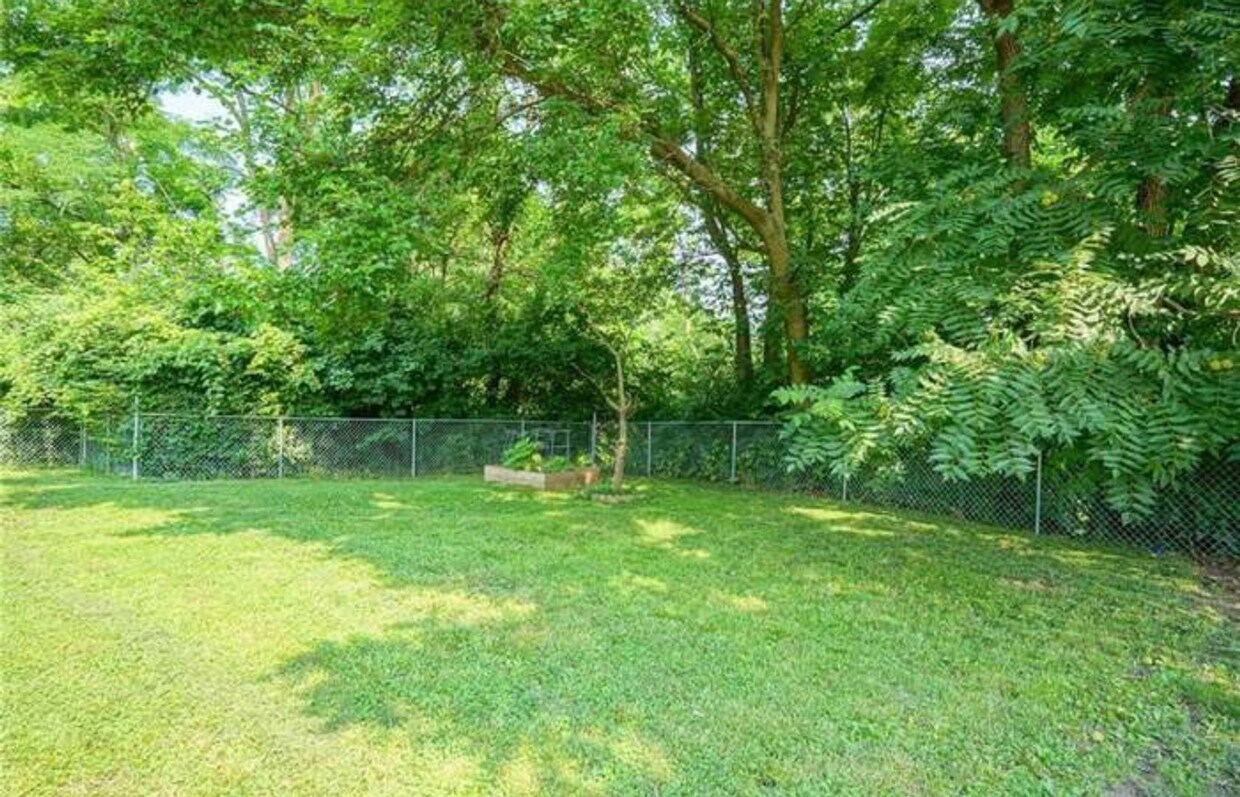 1200/ month 2Bed/1Ba with FULL Basement... House Rental in