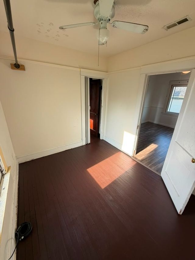 Foto del edificio - 9018 Easton Ave