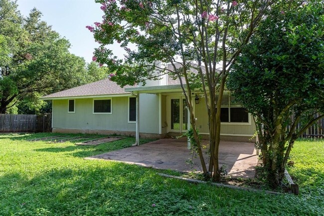 Foto del edificio - Cozy 3/BR 2/BA Home with Fireplace, Washer & Dryer Included