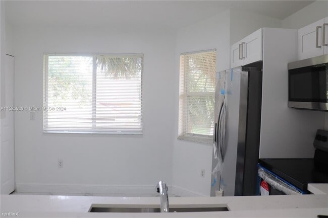 Building Photo - 3 br, 2 bath House - 631 NW 79th Ter Apt 204