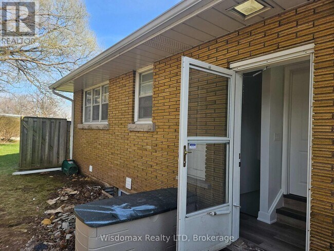 Building Photo - 5881 Britannia Crescent