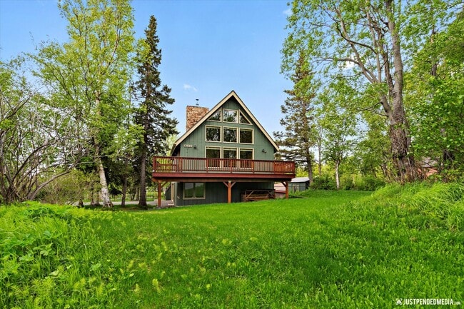 Building Photo - Hillside Retreat
