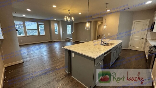 Foto del edificio - Spacious Issaquah Townhome w/ Entry-Level Suite & 2-Car Garage