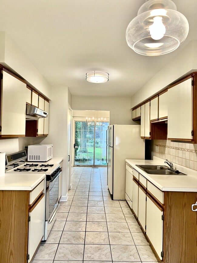 Building Photo - 1232 S Parkside Dr